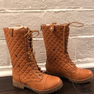 Brown fashionable winter boots